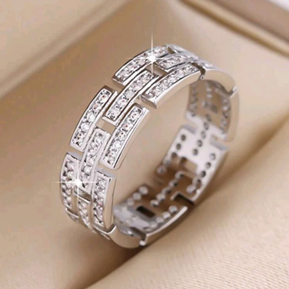 BRAND NEW ** Elegant Silver Women's Ring